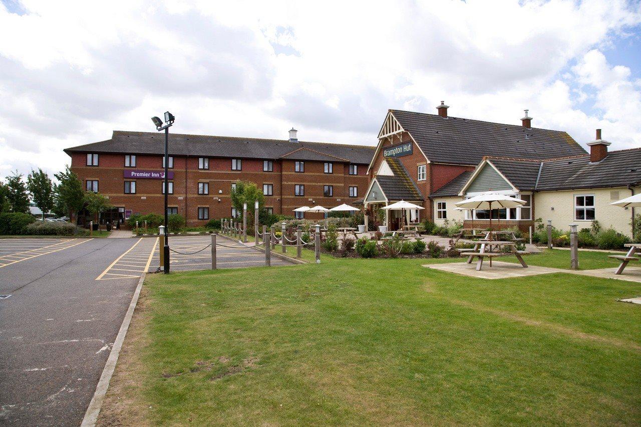 Premier Inn Huntingdon Bagian luar foto