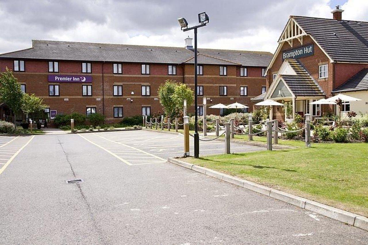 Premier Inn Huntingdon Bagian luar foto