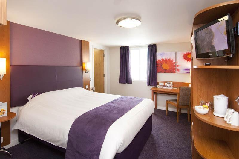 Premier Inn Huntingdon Bagian luar foto